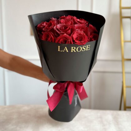 Rojo intenso en noche de seda